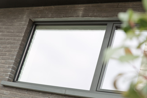 Nieuwbouwwoning met aluminium ramen, deuren en garage poort